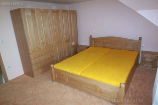 Buková masivní ložnice - postel dvoulůžko 061346 - Dřevěná postel to je klasika - masivní postel dvoulůžko s nočními stolky, 5-ti dveřová šatní skříň 