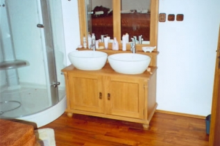 Replika skříňky do koupelny do rodinného domu i na chalupu 121102 - Den i noc začíná v koupelně