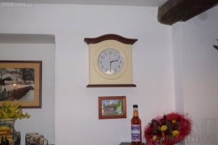 Dřevěné hodiny v bílé barvě 151285 - Venkovské dřevěné hodiny nejen na chalupu
