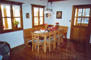 Interiér venkovské chalupy - jídelní set 311109 - smrková sestava tvořená jídelním stolem, rohovou lavicí a masiv židle