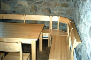 Vybavení klubovny smrkový nábytek 311110 - Nadčasový vzhled dřevěného nábytku i do společenských prostor