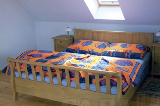 Nadčasová smrková manželská postel ONDŘEJ 411105 - Dřevěné dvoulůžkové a jednolůžkové postele vyrábíme z kvalitního českého dřeva