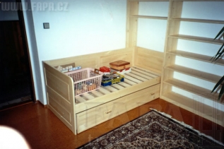 Vybavení dětského pokoje - postel jednolůžko 411125 - Dětský pokoj - smrková masivní postel s úložným prostorem a knihovnou