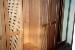 Interiér chodby vestavěné šatní skříně 911103 - bukové masivní skříně na zakázku