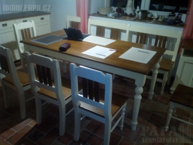 Dřevěný stůl smrk provensálský styl