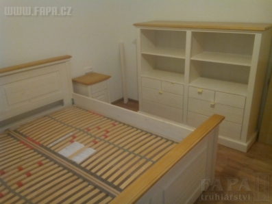 Masivní smrková ložnice barva