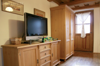 Rpliky nábytku - postel dvoulůžko, noční stolek, psací sekretář. Vybavíme Vám chalupu, rodinný dům, penzion nebo celý hotel 