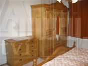 Dřevěná postel, to je klasika. Replika postele s nočními stolky 