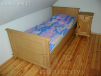 Rpliky nábytku - postel dvoulůžko, noční stolek, psací sekretář. Vybavíme Vám chalupu, rodinný dům, penzion nebo celý hotel 