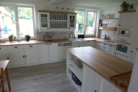 Kuchyňská linka zařízená v Provence stylu působí více tradičně, poskytuje dostatek úložných prostor. Kouzlo se ukrývá v kredencích, otevřených skříňkách. 