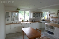 Kuchyňská linka zařízená v Provence stylu působí více tradičně, poskytuje dostatek úložných prostor. Kouzlo se ukrývá v kredencích, otevřených skříňkách. 