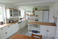 Kuchyňská linka zařízená v Provence stylu působí více tradičně, poskytuje dostatek úložných prostor. Kouzlo se ukrývá v kredencích, otevřených skříňkách. 