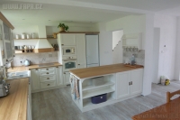 Kuchyňská linka zařízená v Provence stylu působí více tradičně, poskytuje dostatek úložných prostor. Kouzlo se ukrývá v kredencích, otevřených skříňkách. 