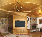 Interiér chalupy na klíč Vybavení interiéru objektu na horách, obklady stěn ze sekaných palubek, vykládaný strop, nábytek na zakázku