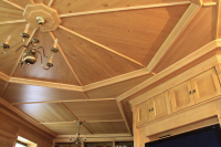 Interiér chalupy na klíč Vybavení interiéru objektu na horách, obklady stěn ze sekaných palubek, vykládaný strop, nábytek na zakázku