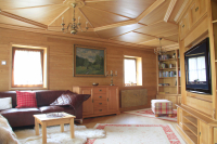 Interiér chalupy na klíč Vybavení interiéru objektu na horách, obklady stěn ze sekaných palubek, vykládaný strop, nábytek na zakázku