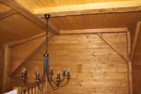 Interiér chalupy na klíč Vybavení interiéru objektu na horách, obklady stěn ze sekaných palubek, vykládaný strop, nábytek na zakázku